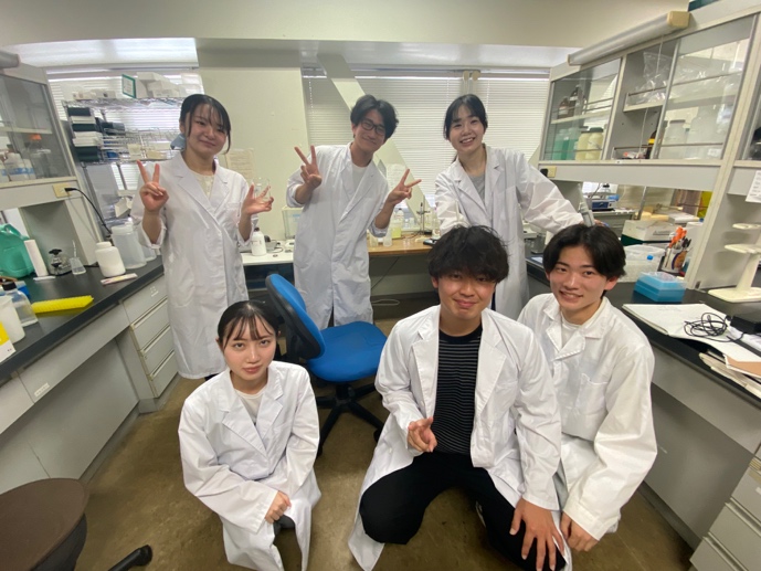 実験室での研究室メンバー