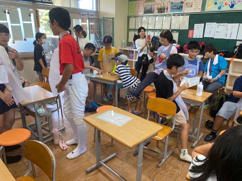 西海小学校での科学実験の出前授業