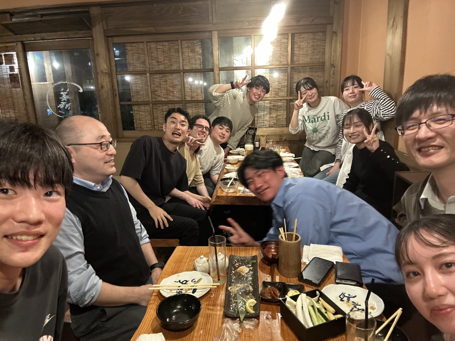 食事会での集合写真